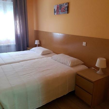 Hostal La Pared Торрес-де-ла-Аламеда Экстерьер фото