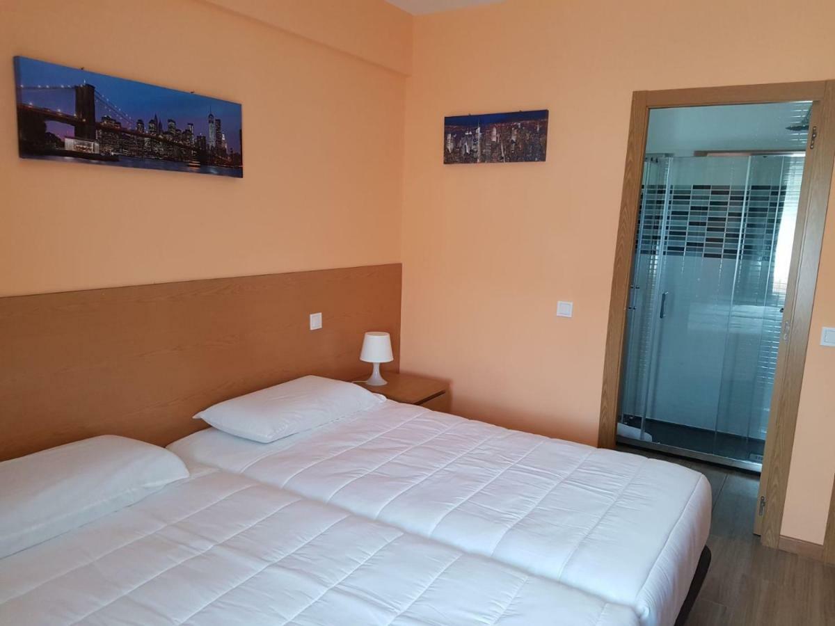 Hostal La Pared Торрес-де-ла-Аламеда Экстерьер фото