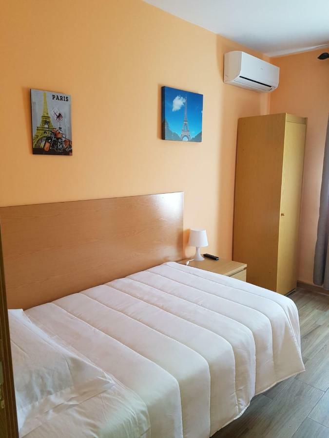 Hostal La Pared Торрес-де-ла-Аламеда Экстерьер фото