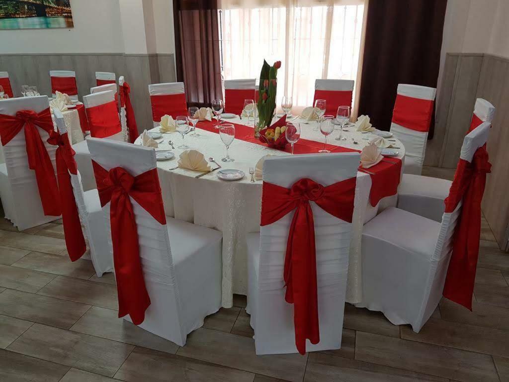 Hostal La Pared Торрес-де-ла-Аламеда Экстерьер фото