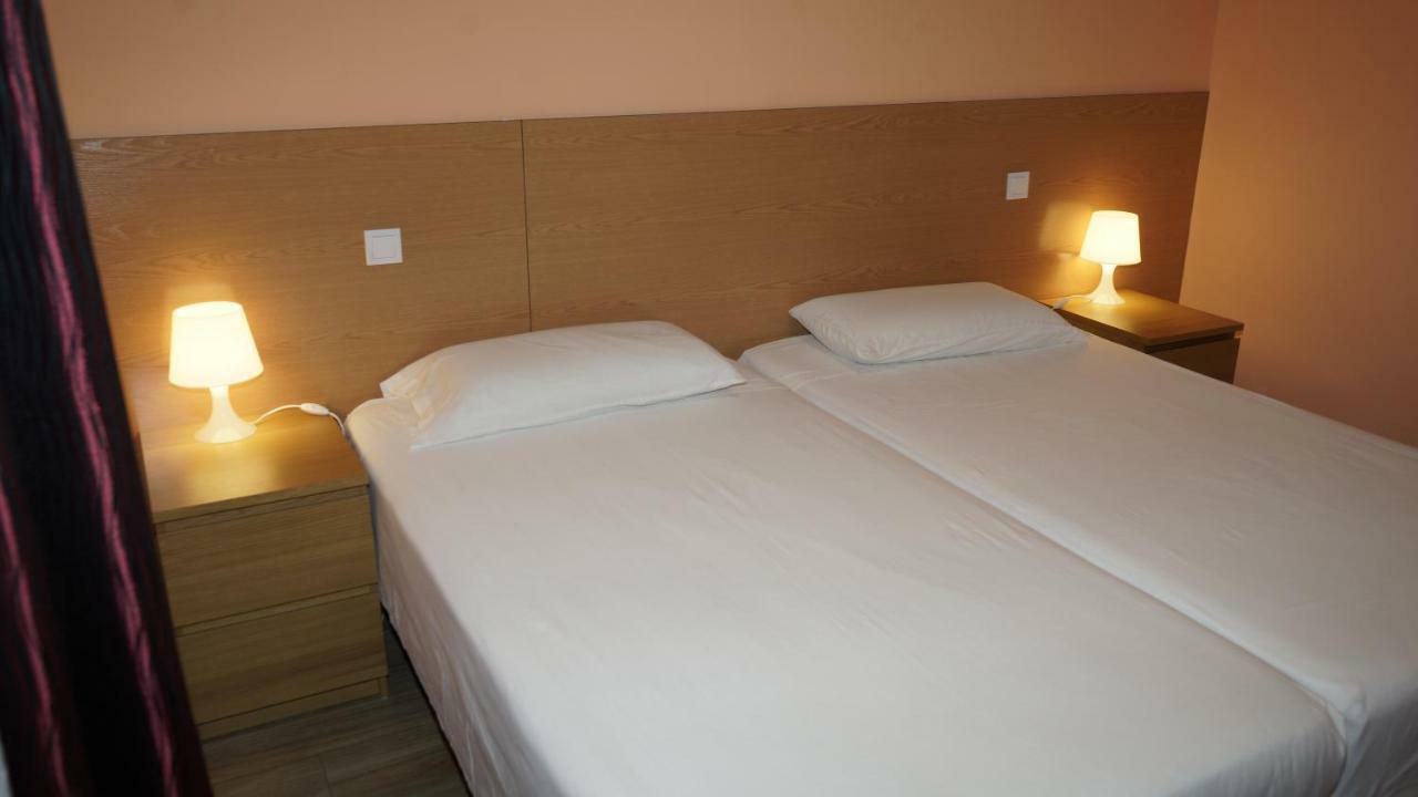 Hostal La Pared Торрес-де-ла-Аламеда Экстерьер фото