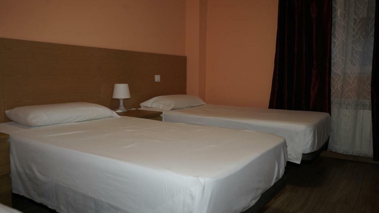 Hostal La Pared Торрес-де-ла-Аламеда Экстерьер фото