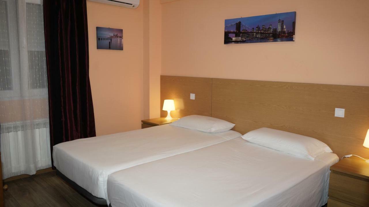 Hostal La Pared Торрес-де-ла-Аламеда Экстерьер фото